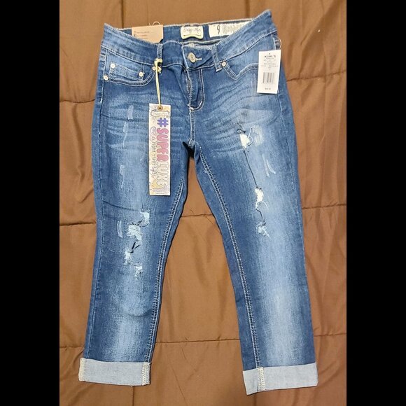 ***NWT*** Juniors Indigo Rein Distressed Crop Jean - size 9 - Picture 1 of 3